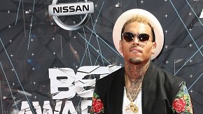 El cantante Chris Brown no sale de un problema legal para meterse en otro.