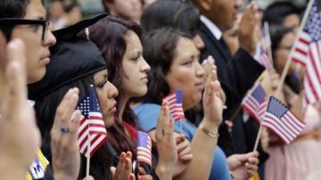 Cientos de inmigrantes juramentaron antela bandera de EEUU a través de todo el país como parte del Día Nacional de la Ciduadanía.