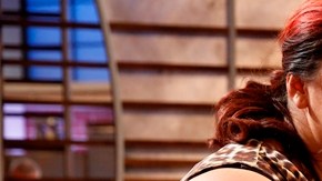 La chef Claudia Sandoval en plena acción culinaria en uno de los episodios del reality show 'MasterChef'.