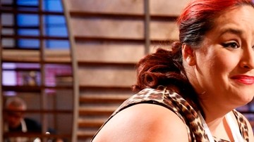 La chef Claudia Sandoval en plena acción culinaria en uno de los episodios del reality show 'MasterChef'.