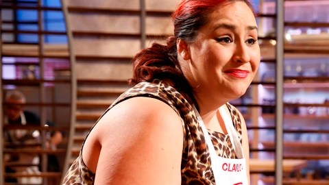 La chef Claudia Sandoval en plena acción culinaria en uno de los episodios del reality show 'MasterChef'.