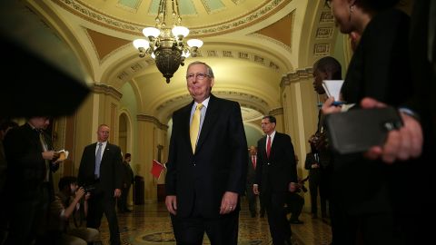 El líder de la mayoría republicana del Senado, Mitch McConnell (R-KY), trata de mantener el control de la Cámara Alta en manos republicanas.