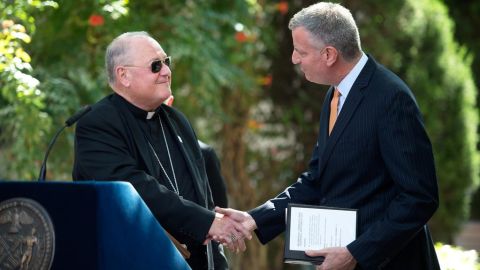 El cardenal Dolan y el alcalde hicieron el anuncio en El Bronx.