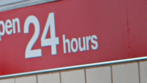 Se recomienda tener un galón de agua, para consumo diario, por cada integrante de la familia. La cantidad de agua debe ser suficiente para tres días.