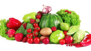 Se recomienda lavar y cepillar bien las frutas con cáscara y desinfectar los vegetales frescos antes de ingerirlos.