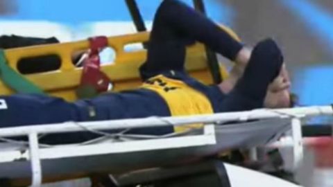 Fernando Gago en un grito al salir en camilla de la cancha del Monumental.