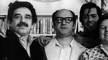 Carmen Barcells rodeada por algunos de los principales artífices del 'boom' de la novela hispanoamericana.