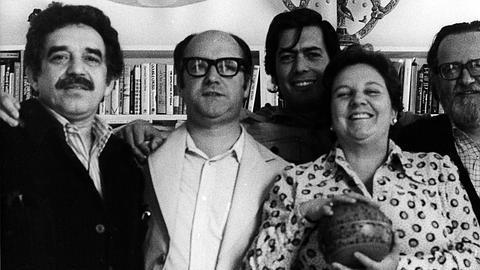 Carmen Barcells rodeada por algunos de los principales artífices del 'boom' de la novela hispanoamericana.