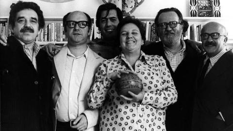 Carmen Barcells rodeada por algunos de los principales artífices del 'boom' de la novela hispanoamericana.