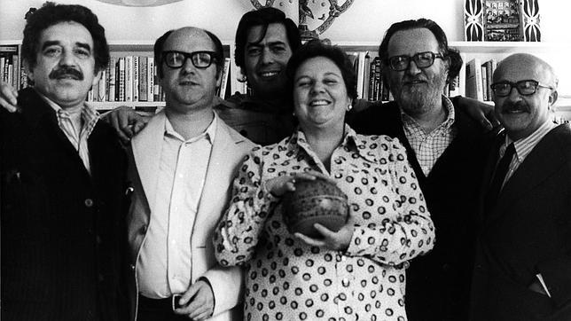 Carmen Barcells rodeada por algunos de los principales artífices del 'boom' de la novela hispanoamericana. 