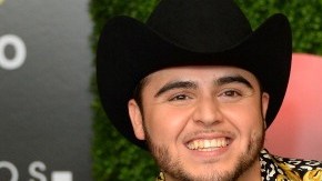Gerardo Ortiz se enfoca en cantar y cosechar éxitos, y su equipo de todo lo demás.