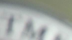 Una inmigrante colombiana estudia para prepararse para su examen de ciudadanía.