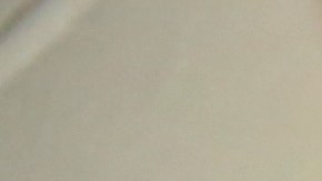 Un inmigrante detenido abraza a sus hijos durante una visita en el centro de Adelanto, en California.