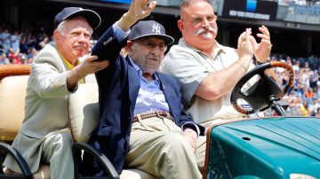 Yogi Berra es ovacionado, a bordo de un vehículo, en Yankee Stadium en un día de tributo a leyendas del equipo en 2014. El adorado exreceptor murió el martes a los 90 años.
