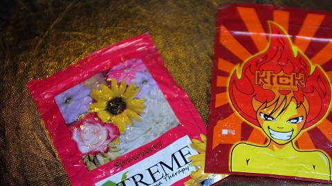 La droga que está empaquetada y conocida entre otros nombres como K2, se comercializa en las bodegas a un precio promedio de $2 o $5 por paquete.