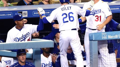 Chase Utley es recibido en el dugout de los Dodgers tras pegar su primer jonrón con el equipo, el cual ayudó a Clayton Kershaw a vencer a los Gigantes.