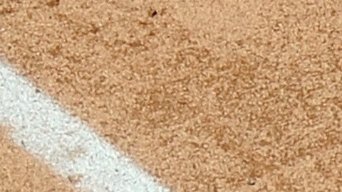 El cubano Yoenis Céspedes, de los Mets, conecta uno de sus tres extrabases del importante juego del lunes en Washington, DC.