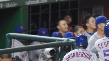Yoenis Céspedes es recibido en la caseta tras conectar su jonrón en la octava entrada que fue decisivo.