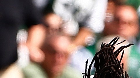 Chris Ivory vuela tras el contacto de K'Waun Williams, de los Browns. El corredor de los Jets fue una de las figuras en el triunfo del domingo.