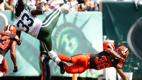 Chris Ivory vuela tras el contacto de K'Waun Williams, de los Browns. El corredor de los Jets fue una de las figuras en el triunfo del domingo.