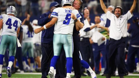 Un eufórico Tony Romo es felicitado por su banca tras lanzar el pase de la victoria contra Nueva York en el juegazo de domingo en la noche.