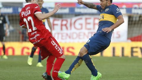 Momento espeluznante en el que la pierna de Ezequiel Ham, de Argentinos Juniors, se rompe por la entrada de Carlos Tevez, de Boca Juniors.