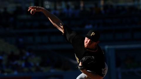 Mark Melancon, el cerrador estrella de los Piratas, lanza durante el noveno inning al ganar Pittsburgh la serie en Los Ángeles.