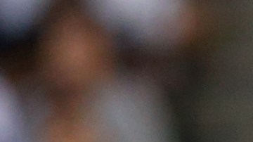 DeMarco Murray, corredor de los Eagles, salta sobre Brandon Carr, esquina de los Cowboys, en una espectacular jugada el domingo durante el triunfo de Dallas.