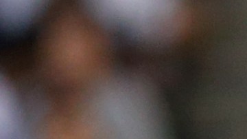 DeMarco Murray, corredor de los Eagles, salta sobre Brandon Carr, esquina de los Cowboys, en una espectacular jugada el domingo durante el triunfo de Dallas.