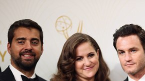 Las encargadas de entregar el primer premio fueron las comediantes Amy Poehler y Amy Schumer.