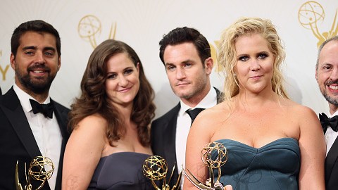 Las encargadas de entregar el primer premio fueron las comediantes Amy Poehler y Amy Schumer.