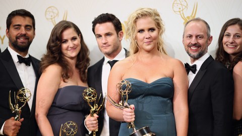 Las encargadas de entregar el primer premio fueron las comediantes Amy Poehler y Amy Schumer.