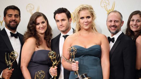 Las encargadas de entregar el primer premio fueron las comediantes Amy Poehler y Amy Schumer.