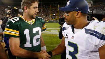 Aaron Rodgers, de los Packers, y Russell Wilson, de los Seahawks, al final del partido del domingo en Green Bay.