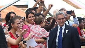 El Papa Francisco se despide de los cubanos después de oficiar una misa en la Catedral de Santiago de Cuba.