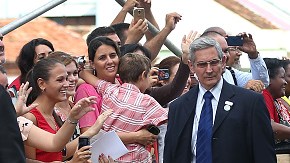 El Papa Francisco se despide de los cubanos después de oficiar una misa en la Catedral de Santiago de Cuba.