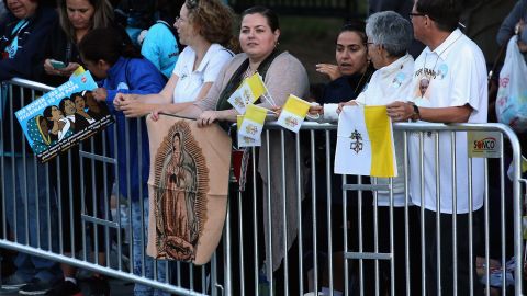 Feligreses esperan el paso de Francisco en Washington D.C.