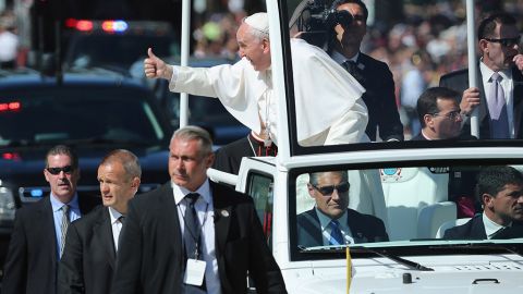 El Papa Francisco saluda al público cerca del National Mall en Washington, DC.