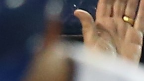 Russell Martin es felicitado en la caseta de los Azulejos luego de su jonrón decisivo en la séptima entrada.