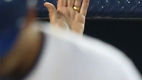 Russell Martin es felicitado en la caseta de los Azulejos luego de su jonrón decisivo en la séptima entrada.