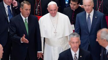 El Papa Francisco escoltado por John Boehner, líder de la Cámara, y el vicepresidente Joe Biden.