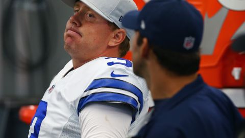 Brandon Weeden, frustrado durante la segunda mitad por la defensa de los Falcons, aparece en la banca de los Cowboys junto al lesionado Tony Romo.