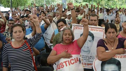Familiares de los desaparecidos de Ayotzinapa exigen justicia.