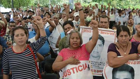 Familiares de los desaparecidos de Ayotzinapa exigen justicia.