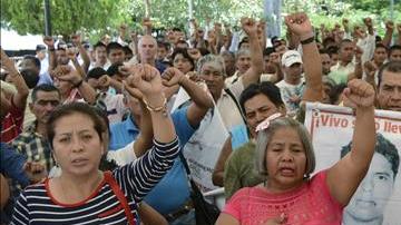 Familiares de los desaparecidos de Ayotzinapa exigen justicia.