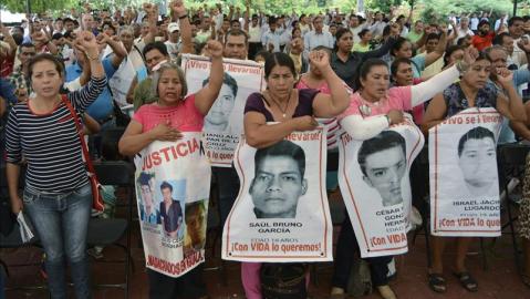 Familiares de los desaparecidos de Ayotzinapa exigen justicia.