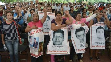 Familiares de los desaparecidos de Ayotzinapa exigen justicia.