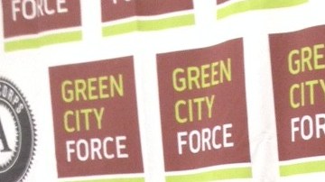 Mark Guzmán trabaja como parte del programa Green City Force.