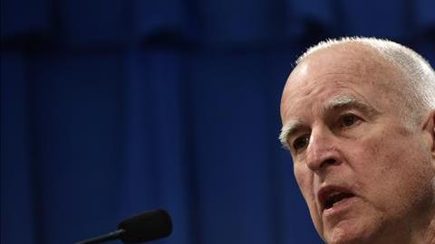 El gobernador de California Jerry Brown hizo una campaña similar a la de Bernie Sanders en 1992 contra Bill Clinton, pero la amenaza de una presidencia de Donald Trump hace que hoy apoye a Hillary.