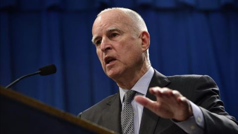 El gobernador de California Jerry Brown hizo una campaña similar a la de Bernie Sanders en 1992 contra Bill Clinton, pero la amenaza de una presidencia de Donald Trump hace que hoy apoye a Hillary.